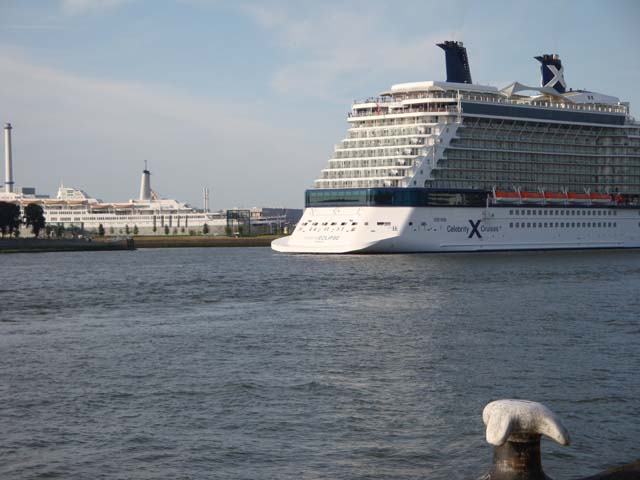 Cruiseschip ms Celebrity Eclipseaan de Cruise Terminal Rotterdam